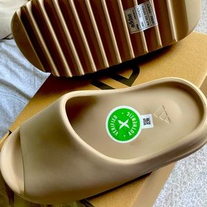 Selling Yeezy Slides, never worn